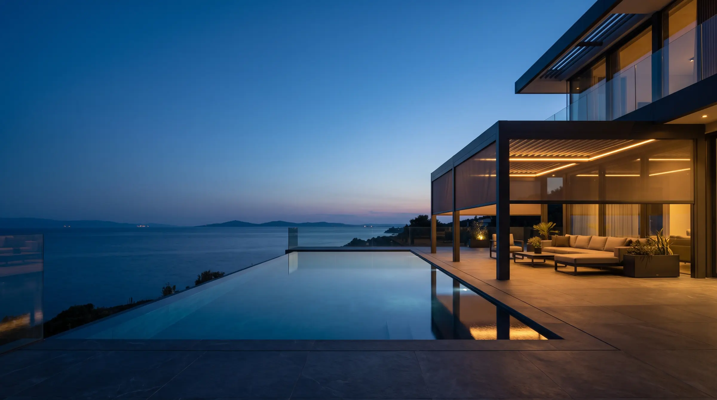 Deniz manzaralı bir villada akşam ışığında modern alüminyum pergola
